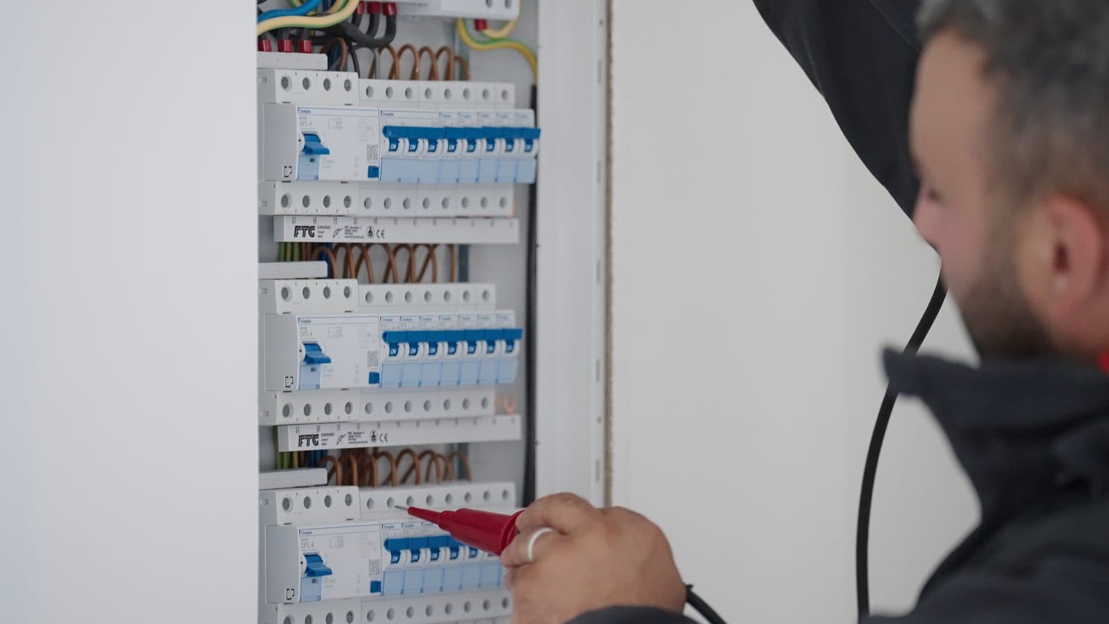 Testing the electrical installation with a voltage tester