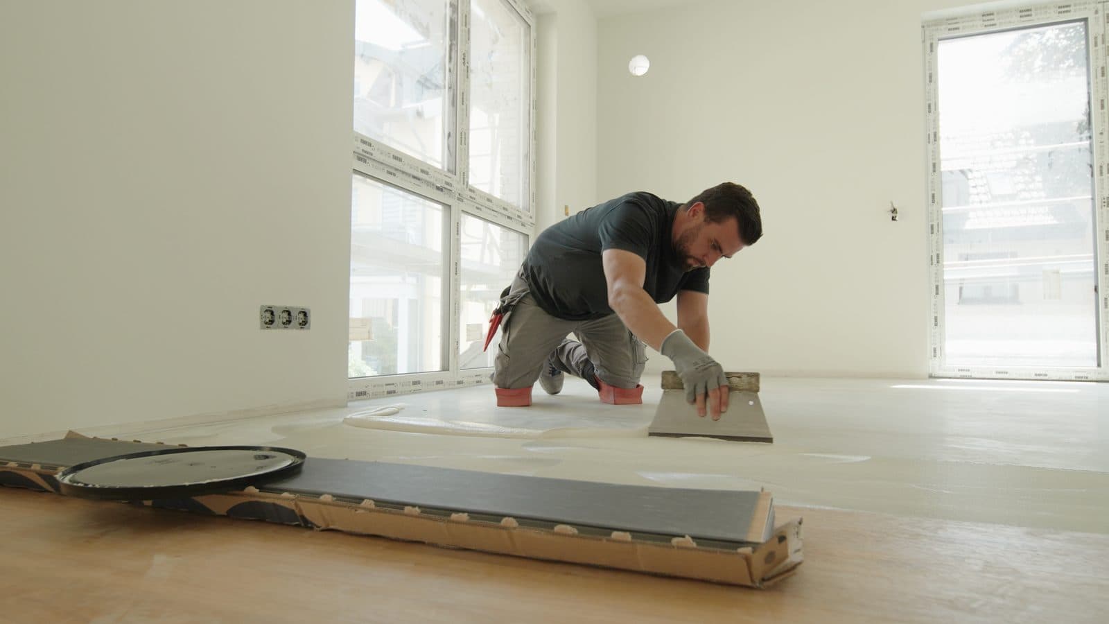 Alfa Projektbau craftsman laying the new flooring