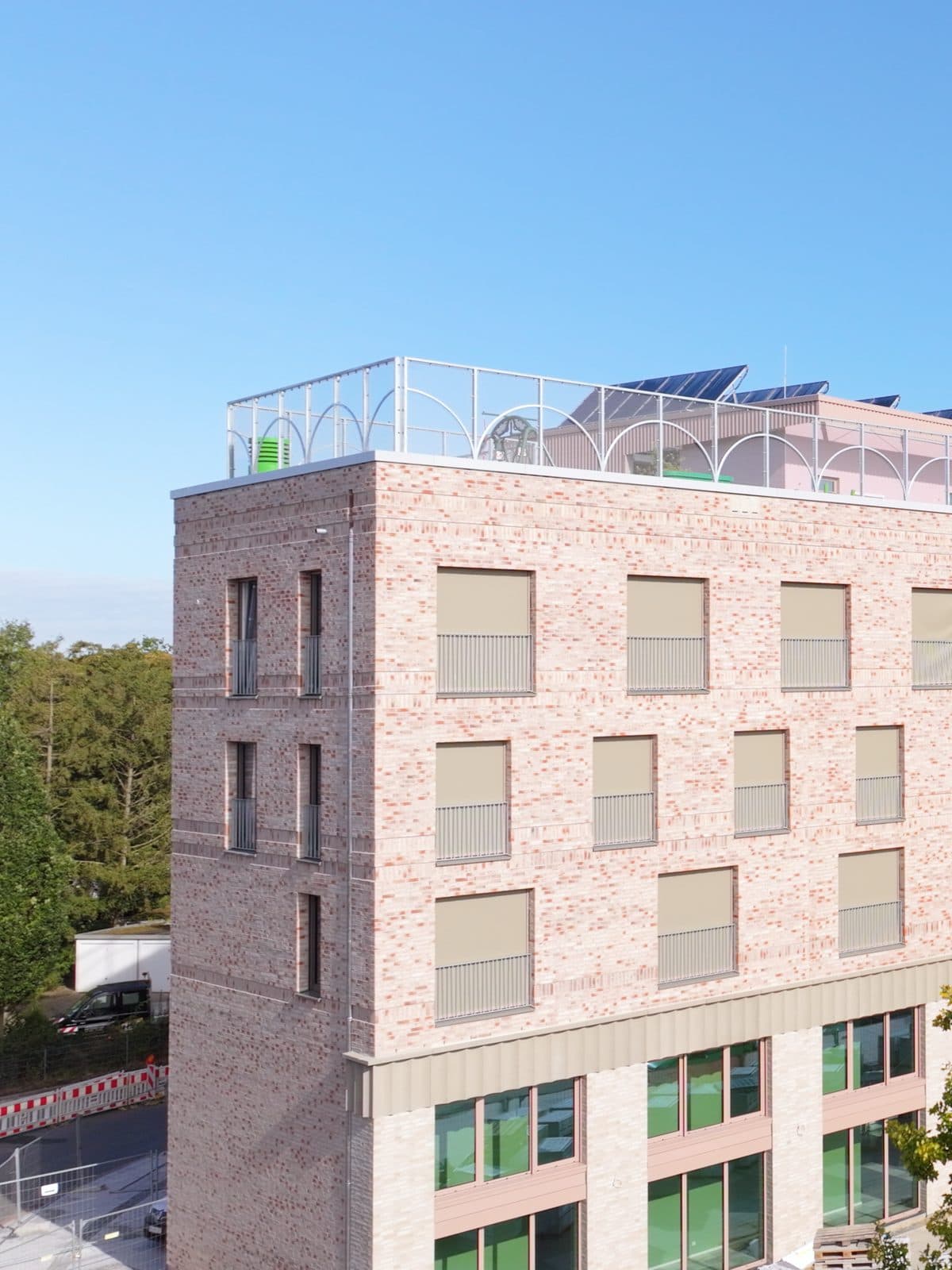 Schlüsselfertig errichteter Neubau mit Klinkerfassade und Photovoltaik-Dach